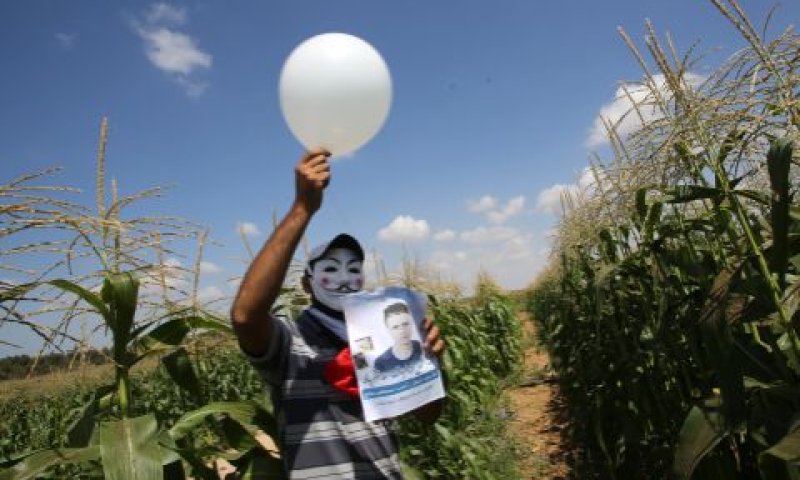 הפרחת בלוני תבערה מהרצועה [צילום: עטיה מוחמד/פלאש 90]