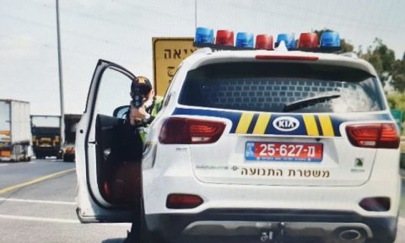 שוטר תנועה בפעולה [צילום: דוברות המשטרה]