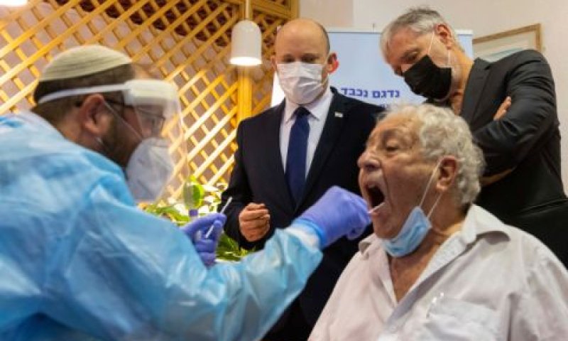 בנט נוכח בבדיקת קורונה [צילום: אוליביה פיטוסי/פלאש 90]
