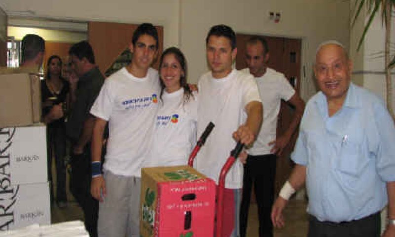 יו"ר עמותת "חסדי יעקב" משה ניסן ועובדי החברה [צילום: בזק בינלאומי]
