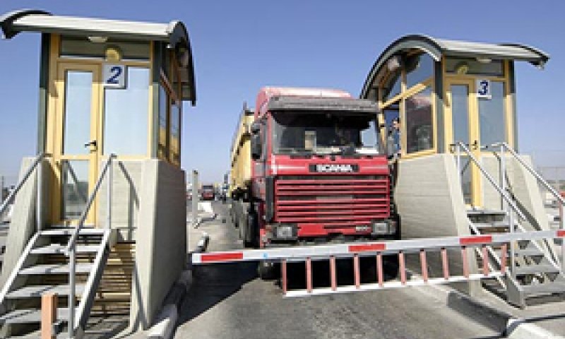 משאית בשלב הבדיקה במסוף רשות שדות התעופה [צילום: רשות שדות התעופה]