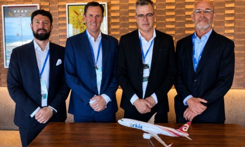 אריאל מאור סמנכ"ל צי מטוסים ארקיע, עוז ברלוביץ מנכ"ל ארקיע, פיטר אנדרסון סמנכ״ל מסחרי AerCap, ג׳ון מקדונלד סגן נשיא לתחום החכרה AerCap [צילום: דוברות ארקיע]