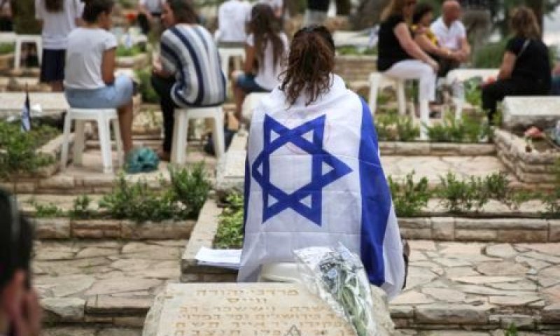 איש איש ליד קבר החלל הקרוב אליו [צילום: פלאש 90]