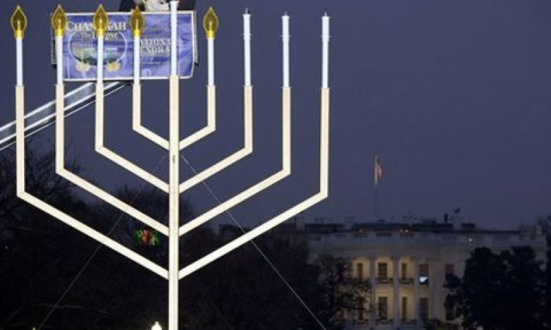 ראש הסגל בבית הלבן רם עמנואל ורבנים מדליקים את המנורה בוושינגטון, 13.12.09 [צילום: AP]