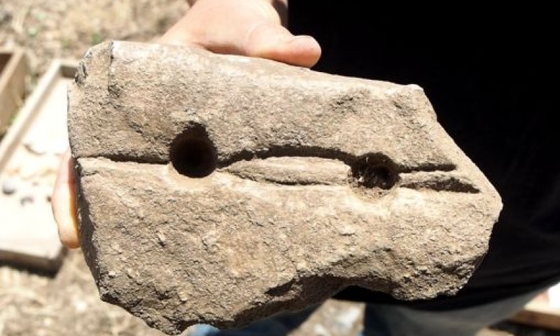 הלוח מתקופת האבן החדשה [צילום: אסף פרץ, רשות העתיקות]