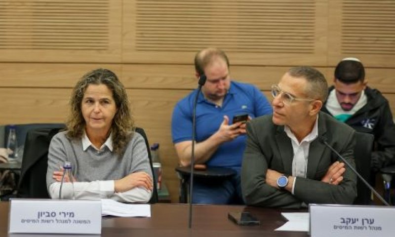 ערן יעקב ומירי סביון מרשות המיסים [צילום: נועם מושקוביץ/דוברות הכנסת]