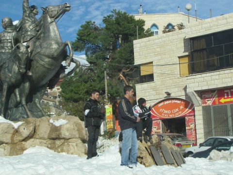 נערים בכיכר מקבילים את פני הבאים למג'דל שמס [צילום: שמרית טסה]
