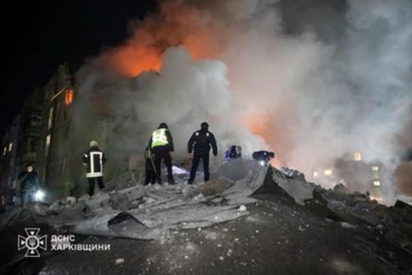 פגיעה בחרקוב. טילים וכטב"מים פגעו בבניין מגורים [צילום: DSNS]