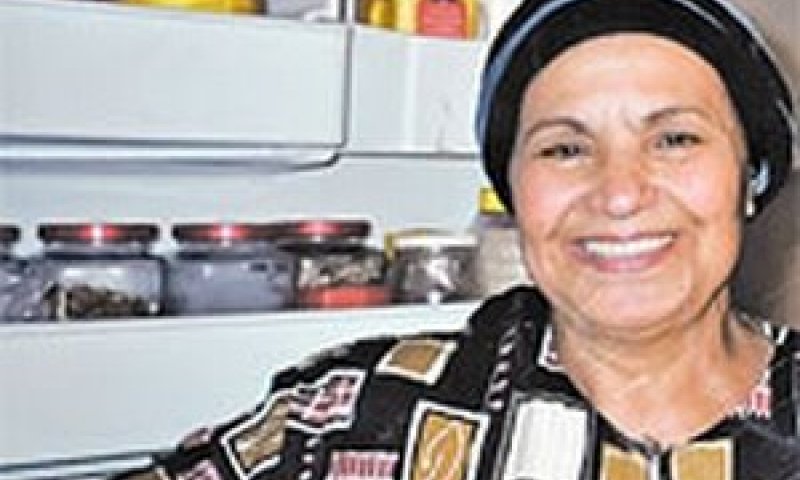 ציונה סאמין. חבל נכרך סביב צווארה
