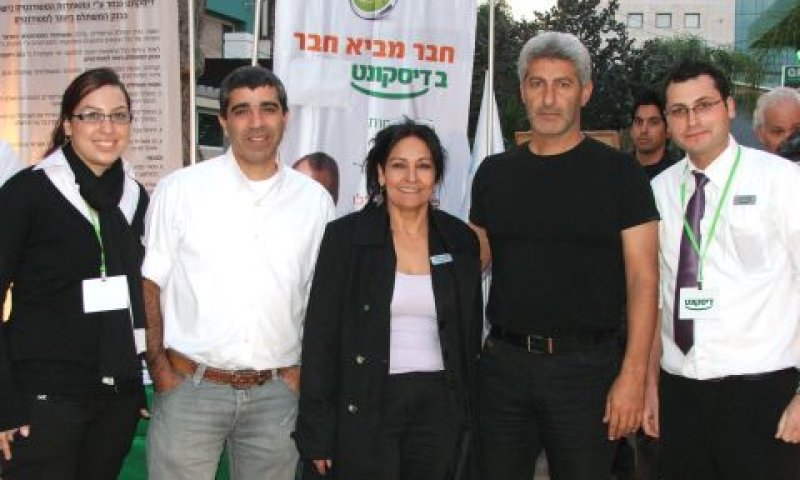 ראש העירייה דוד יוסף ומנהלי שירות התעסוקה [צילום: ליאור כלסי]