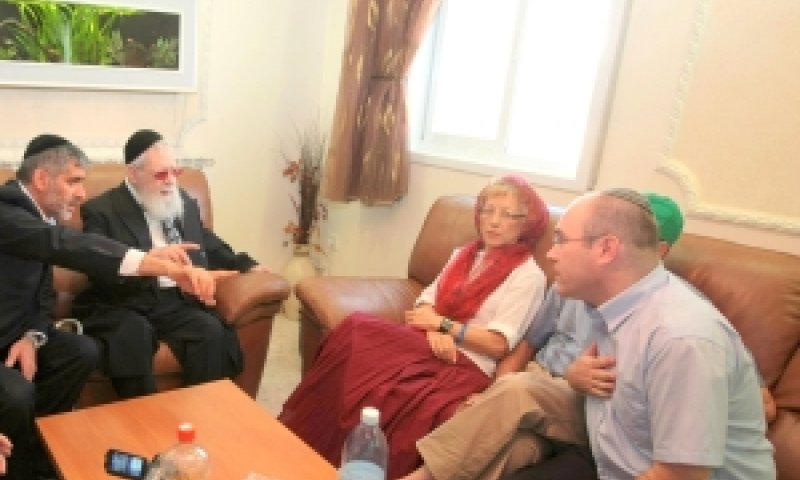 הרב עובדיה יוסף ואלי ישי עם בני משפחות החטופים [צילום: פלאש 90]