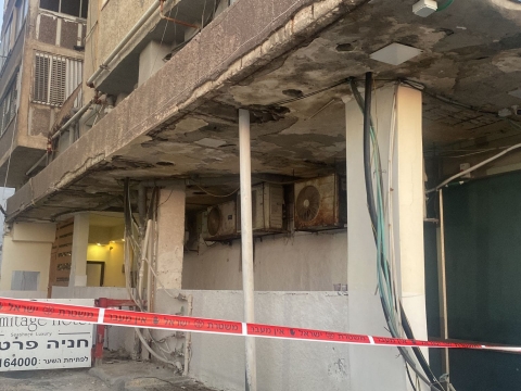 חתיכות בטון נשרו מהמבנה [צילום: משטרת ישראל]