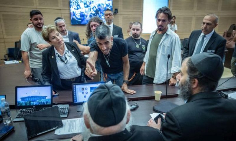 הלומי קרב מול ח"כ יצחק גולדקנופף [צילום: יונתן זינדל/פלאש 90]