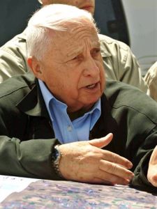 אריאל שרון בוחן את המפות