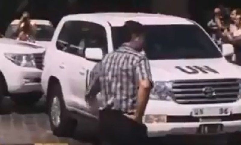 הפקחים שבו ברכב הפגוע למלון [צילום: מן הטלוויזיה]