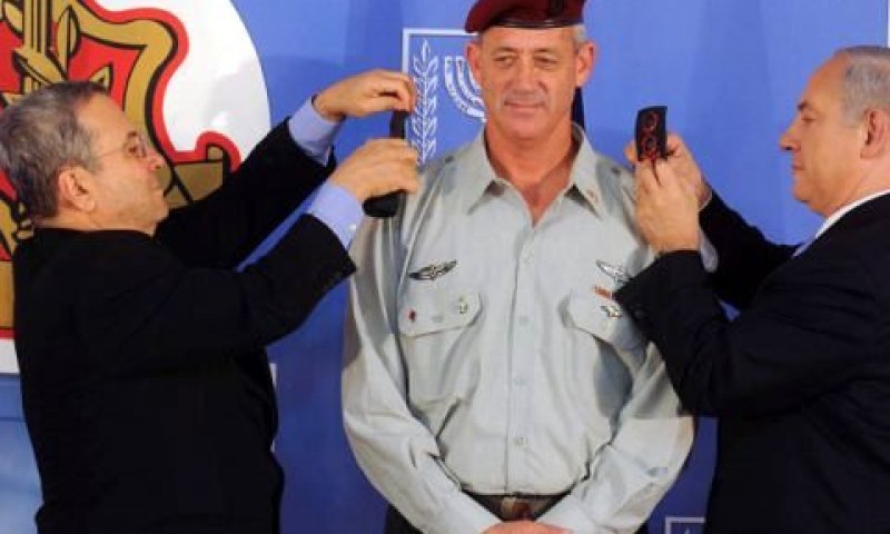 נתניהו וברק עונדים דרגות לגנץ [צילום: אבי אוחיון/לע"מ]
