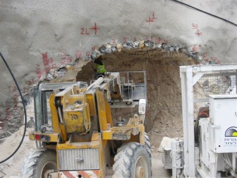 תחילת עבודות פריצת המנהרה. אם בהר חצבת אבן