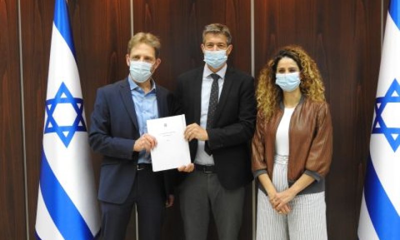 מסירת דוח רועי פולקמן לשר יועז הנדל [צילום: משרד התקשורת]
