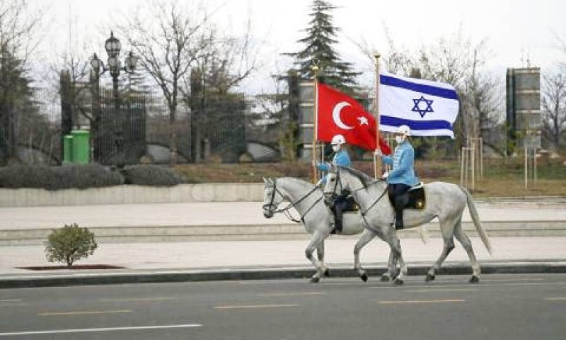 פרשים מקדמים ברוב פאר והדר את משלחת הנשיא הרצוג [צילום: חיים צח/לע"מ]