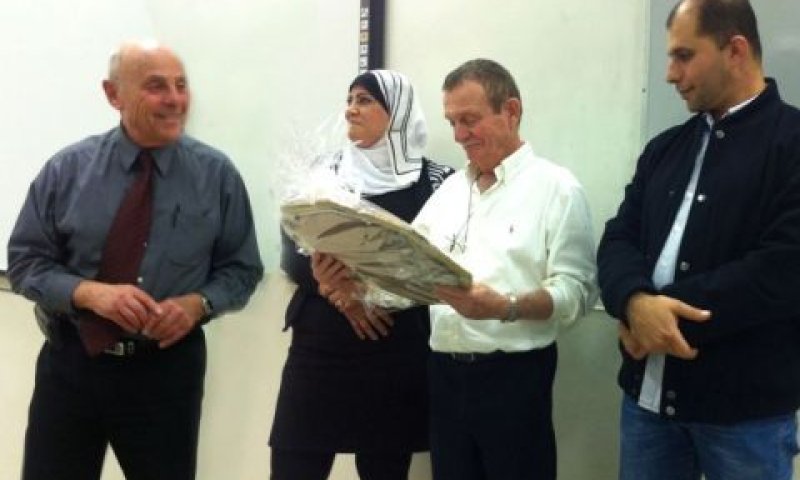 עו"ד וונגרקה מקבל את מגן ההוקרה [צילום: דוברות המרכז האקדמי כרמל]