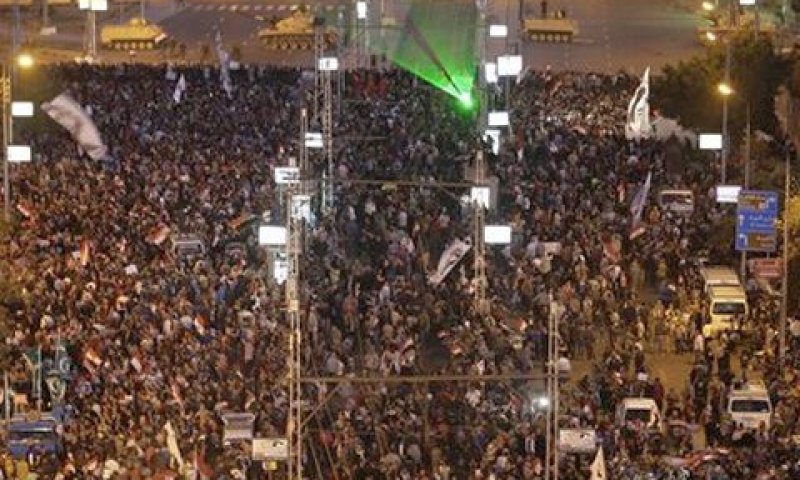 טנקים סביב מתחם ארמון הנשיא מול המון זועם [צילום: AP]