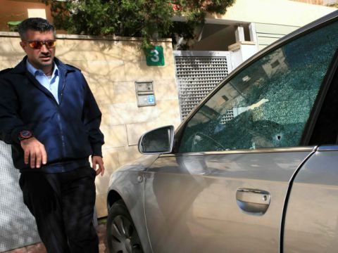 חור הקליע במכוניתו של עו"ד אבי דרכסלר [צילום: פלאש 90]
