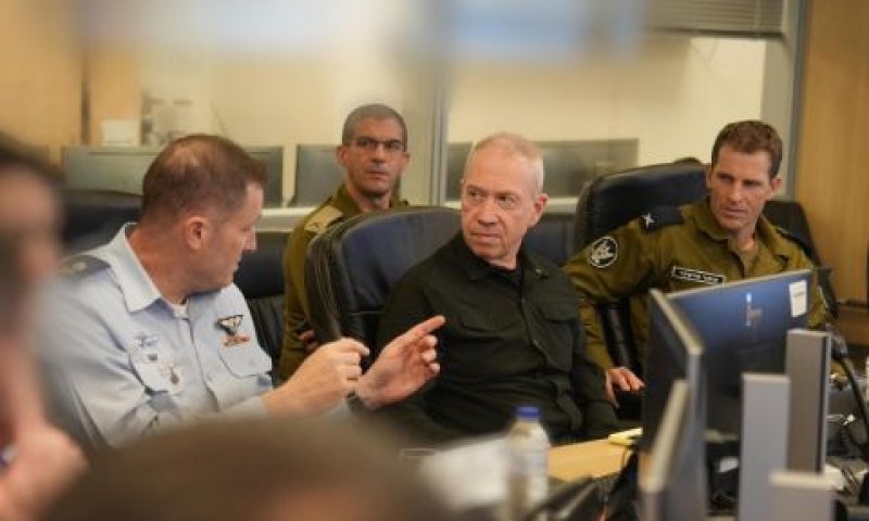 השר גלנט בבור חיל-האוויר [צילום: שחר יורמן]
