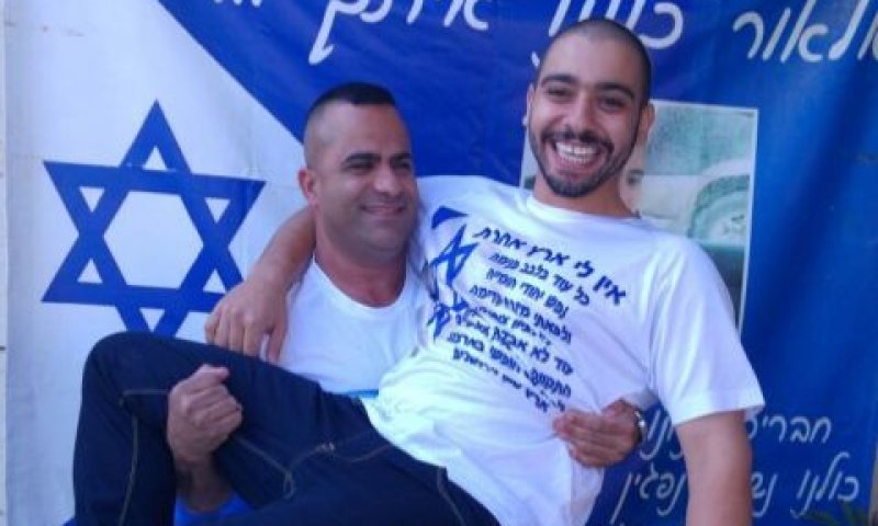 תמונה ראשונה של אלאור אזריה בביתו [צילום: יוסי גוזלן]