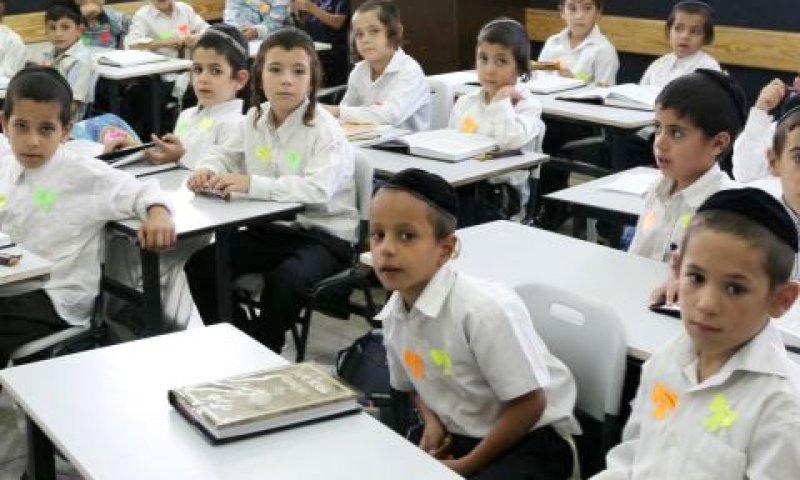 תלמידים חרדיים בביתר עילית. שנת הלימודים נפתחה מוקדם יותר [צילום: פלאש 90]