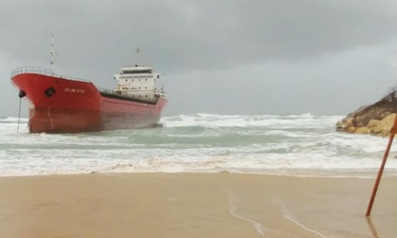 האוניה שעלתה על שרטון באשדוד [צילום: דרור אריאלי, המשרד להגנת הסביבה]