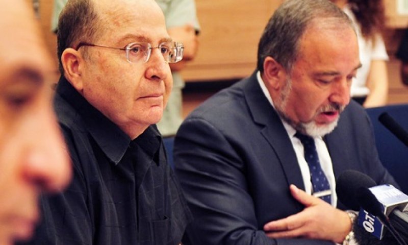 יעלון. עוקבים אחרי מעבר האמל"ח [צילום: אריאל חרמוני]