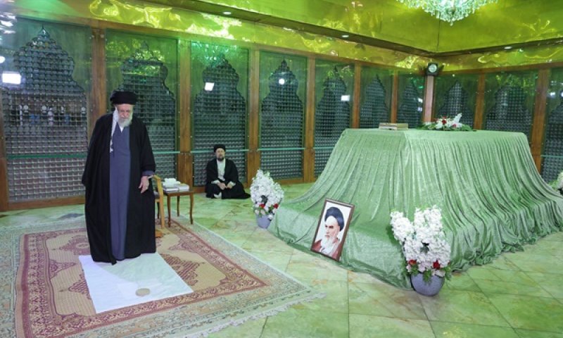 חמינאי, בסוף השבוע האחרון, בקברו של האייתוללה חומייני [צילום: משרד המנהיג העליון של אירן, דרך AP]