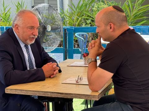 בנט, ליברמן. נערכים לבחירות 2026 [צילום: ישראל ביתנו]