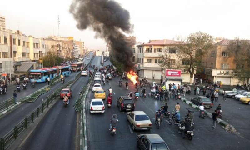 מפגינים באירן שורפים אופנוע של הבסיג' [צילום: AP]
