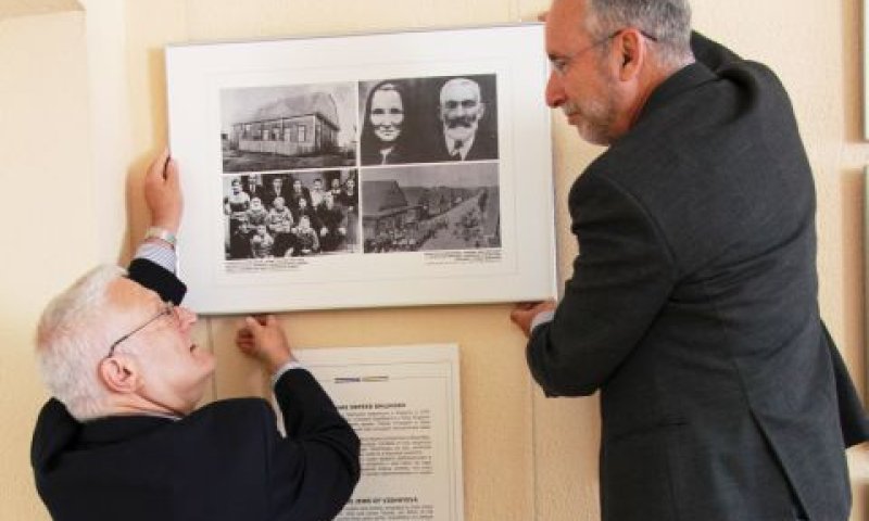 מתכוננים לתערוכה [צילום: בתיה דורי]
