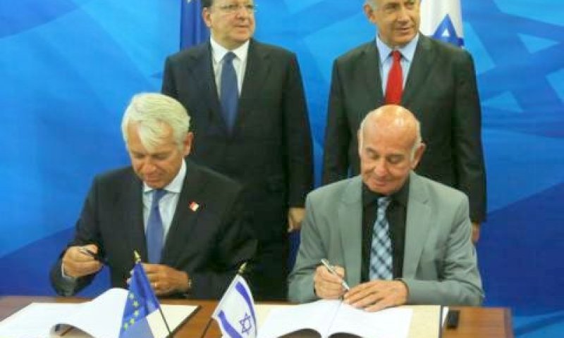מעמד החתימה [צילום: פלאש 90]