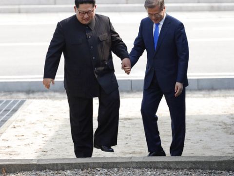 ...וחוצים אותו יחדיו [צילום: AP]
