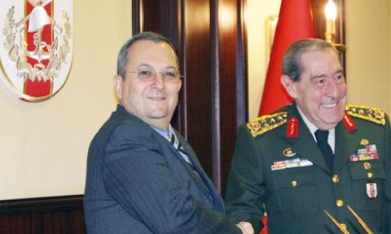 אהוד ברק בפגישה עם הרמטכ"ל הטורקי [ארכיון: AP]