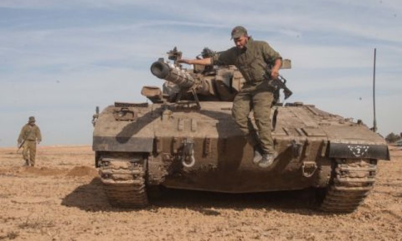 משוריינים סביב הרצועה [צילום: פלאש 90]