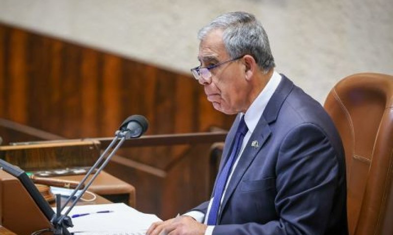 מיקי לוי. התייעצות משפטית [צילום: נועם מושקוביץ/דוברות הכנסת]