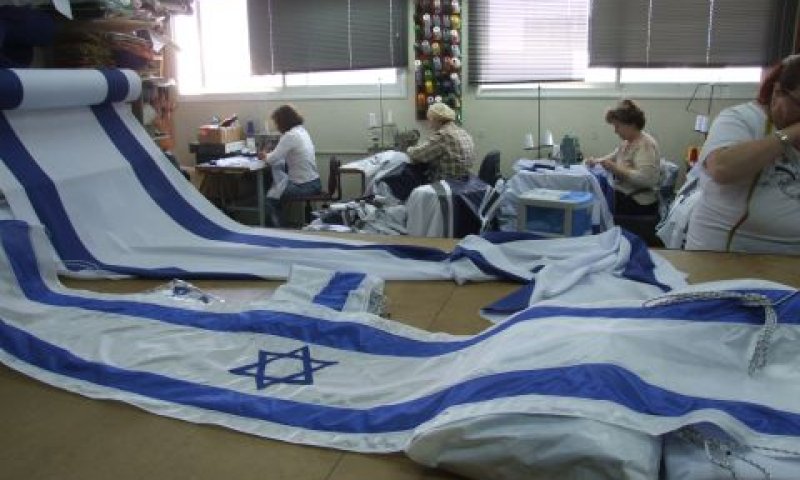 תפירת דגלים ליום העצמאות בחברת מרום [צילום: לני מרום]