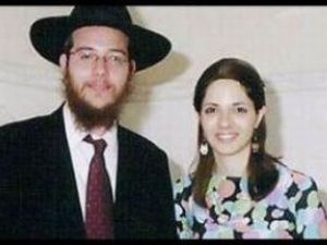 גבי הולצברג. כיסה את ריבקי בטלית ונרצח [chabad.org]