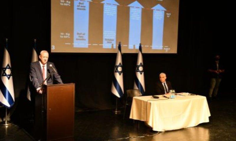 גנץ ולפיד בתדרוך לשגרירים זרים [צילום: אריאל חרמוני / משרד הביטחון]