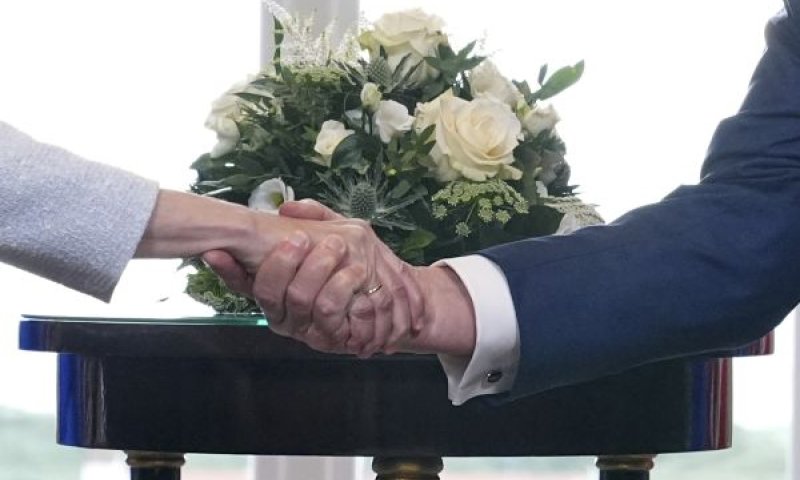 טראמפ ופון דר ליין לוחצים ידיים [צילום: ג'קלין מרטין/AP]
