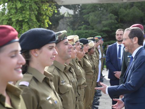 טקס בבית הנשיא - הצדעה לחיילים המצטיינים [צילום: עמוס בן גרשום, לע"מ]