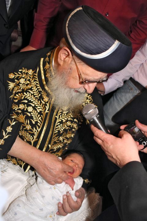 הרב עובדיה יוסף בברית לנכד של בניזרי [צילום: פלאש 90]