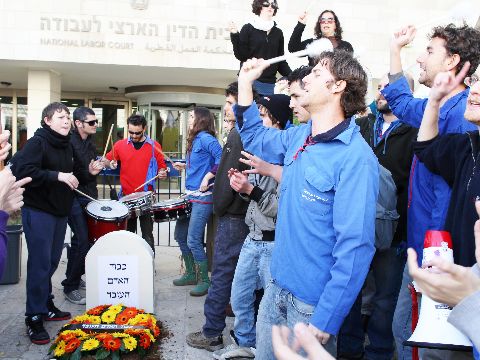 "קוברים" את כבוד האדם העובד [צילום: פלאש 90]