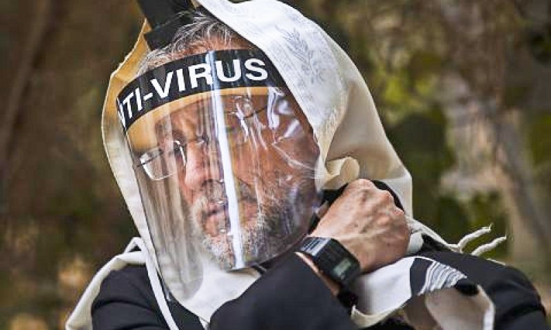 תושב בני ברק מתפלל בחצר [צילום: עודד בלילטי/AP]