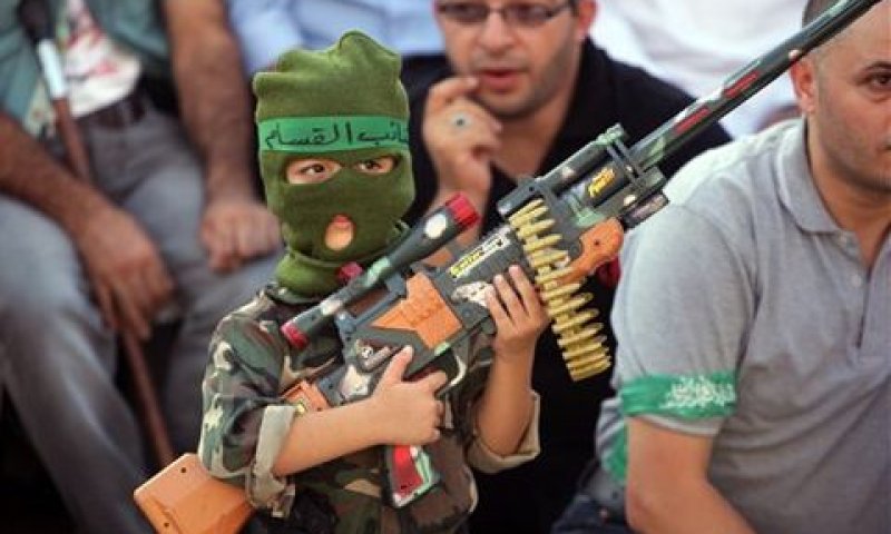 ילד אוחז בנשק בהפגנה שארגן החמאס בשכם [צילום: AP]