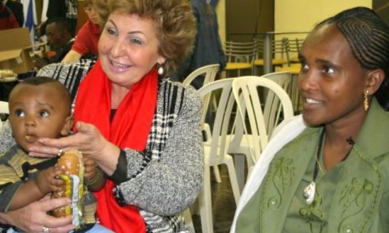השרה לנדבר מקבלת את העולים בנתב"ג [צילום: יצחק אלהרר/סקופ 80]
